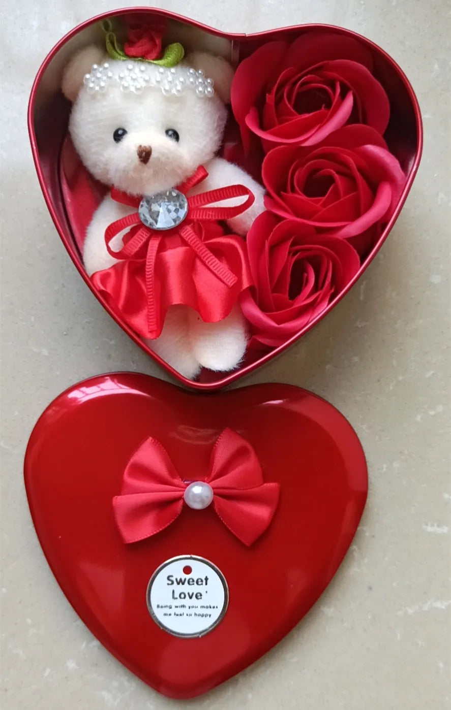 Herzförmige Geschenkbox mit Plüschteddy und Rosen