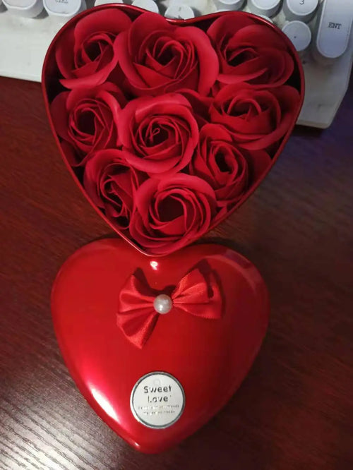 Herzförmige Geschenkbox mit Plüschteddy und Rosen