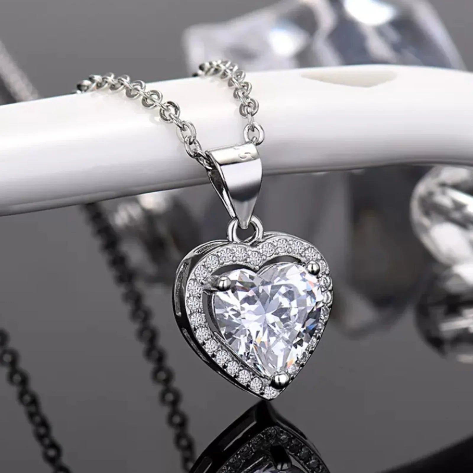 Herz-Halskette mit funkelndem Zirkonia-Stein