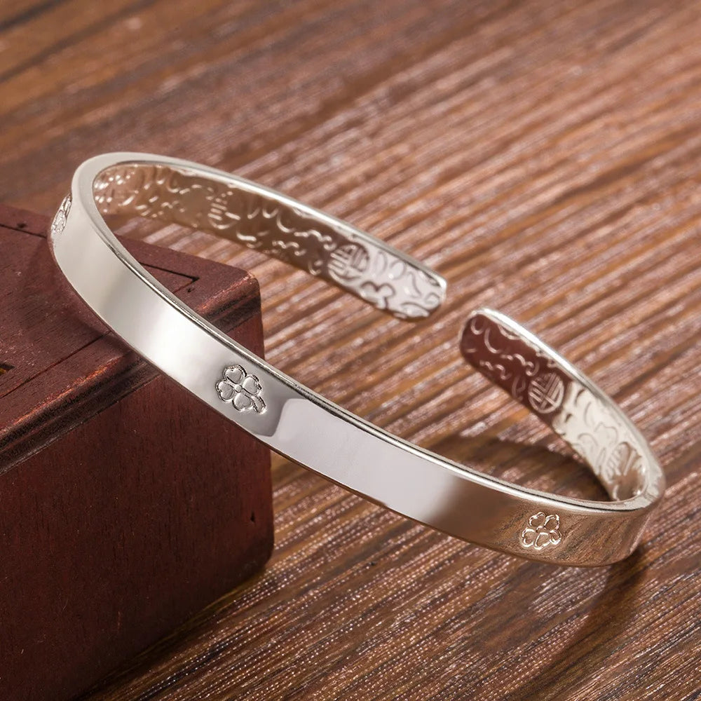 Silberfarbener Armreif