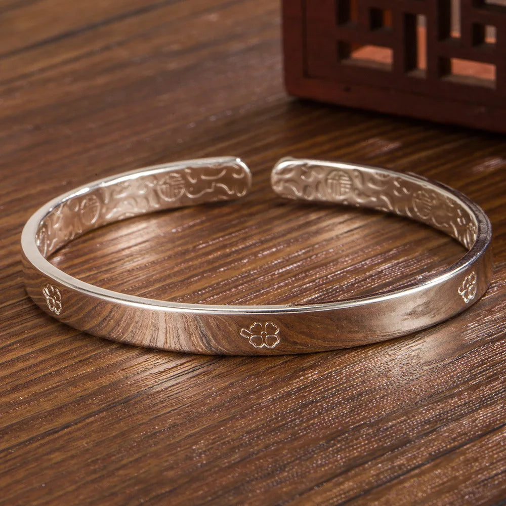 Silberfarbener Armreif