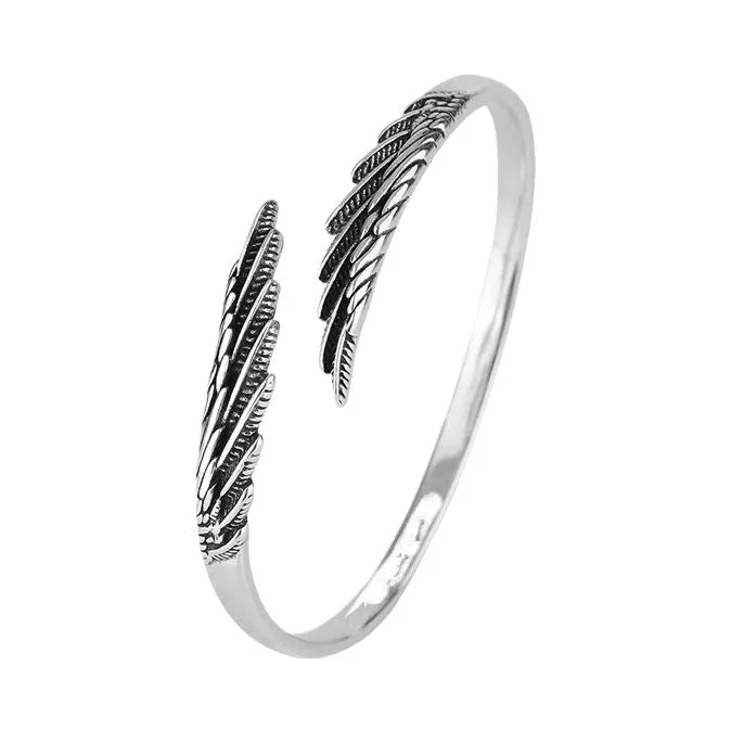 Silberfarbener Armreif mit Feder