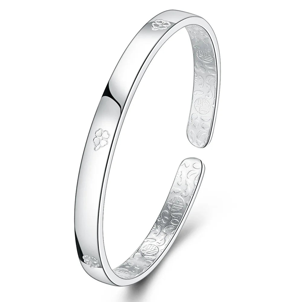 Silberfarbener Armreif